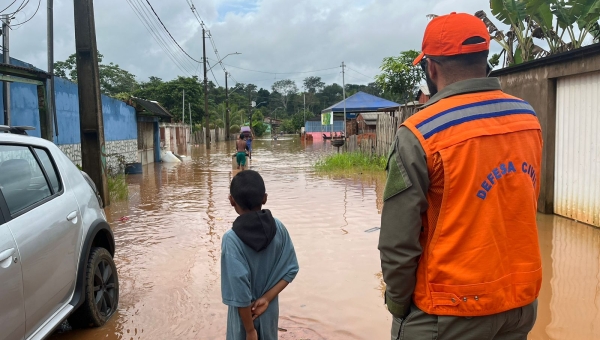 Famílias do Bairro da Paz e Sapolândia são removidas após transbordamento de igarapés